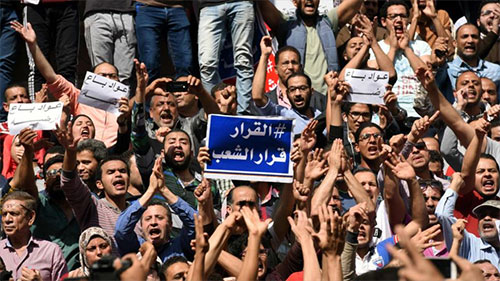 Egipcios denuncian la decisión del gobierno de ceder dos islas a Arabia Saudí Egipcios denuncian la decisión del gobierno de “regalar” dos islas a Riad